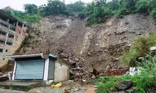 Kullu में मलबे में दबी महिला, अन्नी में इमारत ढही