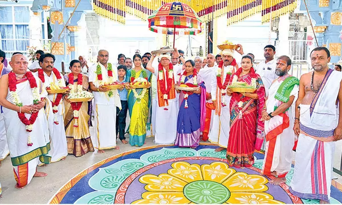 Andhra: कनिपकम श्री वरसिद्धि विनायक स्वामी को रेशम के वस्त्र अर्पित किए गए
