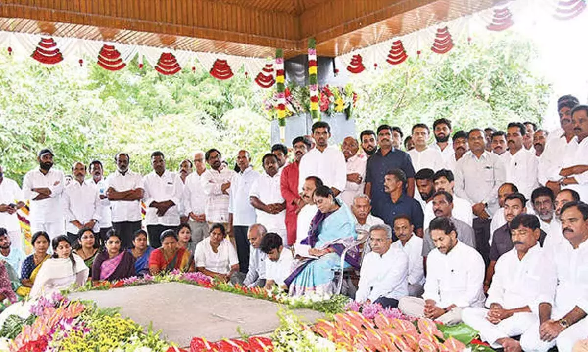 Andhra: जगन, शर्मिला ने वाईएसआर को उनकी पुण्यतिथि पर श्रद्धांजलि दी Andhra: जगन, शर्मिला ने वाईएसआर को उनकी पुण्यतिथि पर श्रद्धांजलि दी