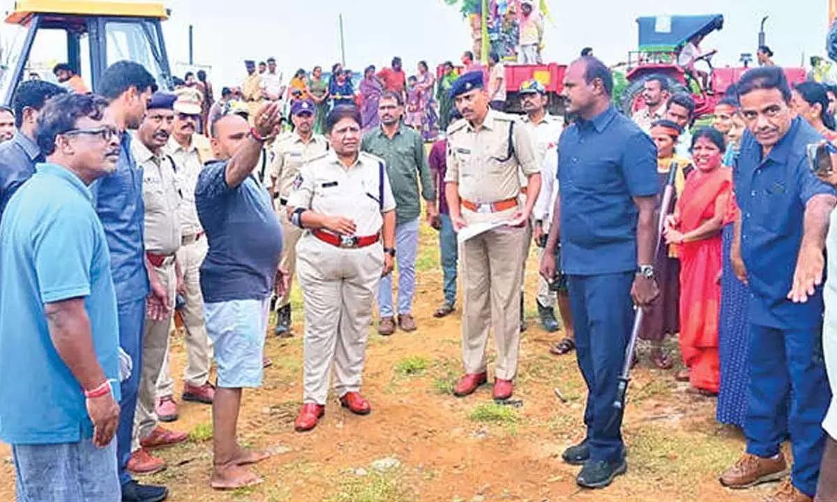 Andhra: SP ने गणेश विसर्जन जुलूस का निरीक्षण किया