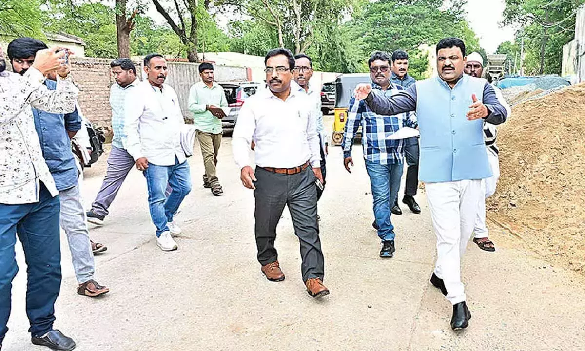 Andhra: सितंबर के अंत तक सौंदर्यीकरण और सड़क निर्माण कार्य पूरा करें: कलेक्टर Andhra: सितंबर के अंत तक सौंदर्यीकरण और सड़क निर्माण कार्य पूरा करें: कलेक्टर