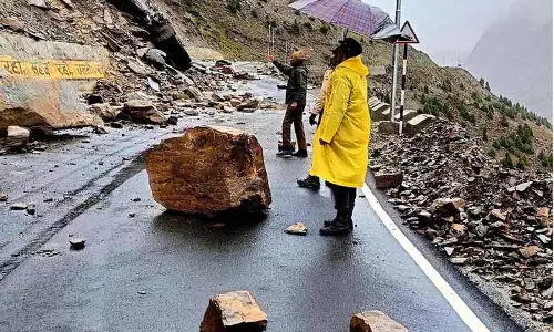 लगातार बारिश और बर्फबारी से Lahaul-Spiti का संपर्क कटा लगातार बारिश और बर्फबारी से Lahaul-Spiti का संपर्क कटा