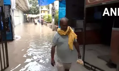 बाज़ार जलमग्न, परिवार बिस्कुट खाकर गुज़ारा कर रहे बाज़ार जलमग्न, परिवार बिस्कुट खाकर गुज़ारा कर रहे