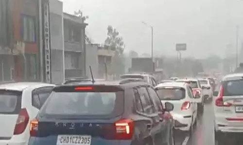 Punjab में भारी बारिश: अजनाला गांव में बाढ़ जैसे हालात, भारी बारिश के बाद जीरकपुर में यातायात जाम Punjab में भारी बारिश: अजनाला गांव में बाढ़ जैसे हालात, भारी बारिश के बाद जीरकपुर में यातायात जाम