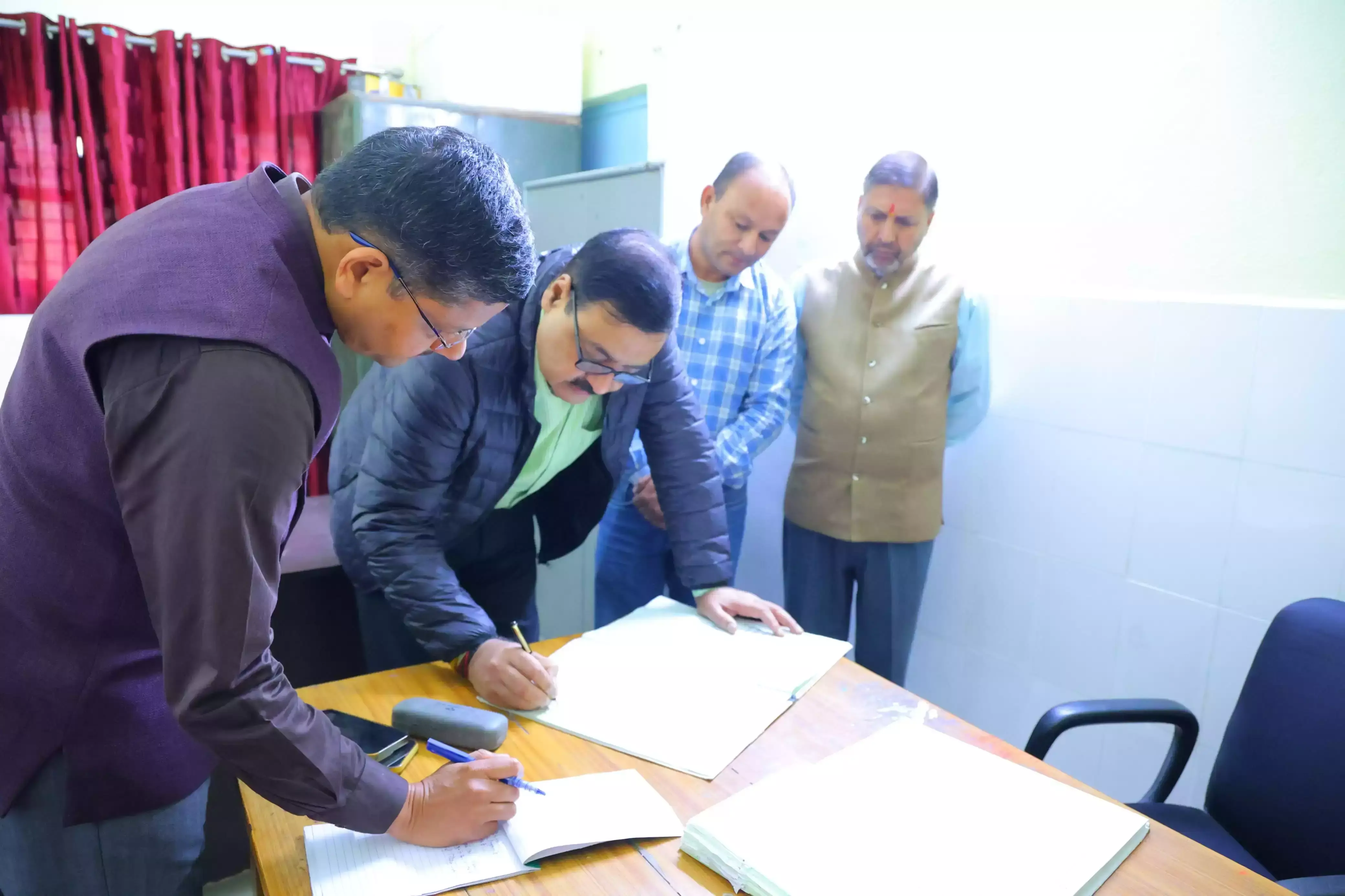 Pauri Garhwal: निदेशक सहित तीन कर्मी निरीक्षण में गायब Pauri Garhwal: निदेशक सहित तीन कर्मी निरीक्षण में गायब