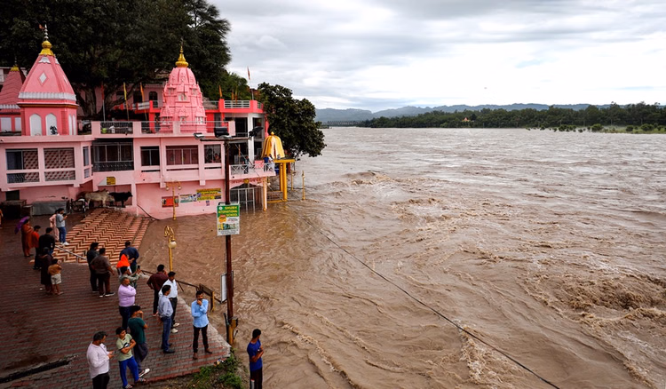 Jammu: अखनूर में पानी का संकट, बचाव में जुटे अधिकारी Jammu: अखनूर में पानी का संकट, बचाव में जुटे अधिकारी