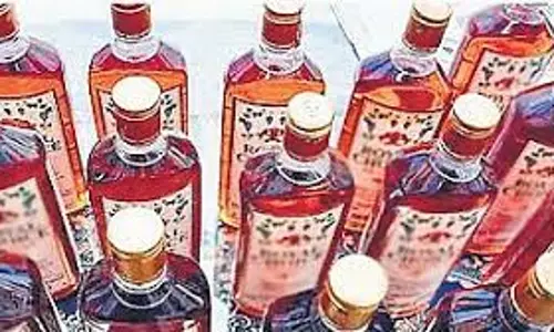 Kerala : परवूर में बेवको आउटलेट से प्रीमियम शराब की 12 बोतलें और 2,000 रुपये चोरी Kerala : परवूर में बेवको आउटलेट से प्रीमियम शराब की 12 बोतलें और 2,000 रुपये चोरी