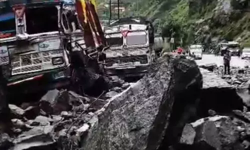 Kinnaur में पत्थर गिरने से दर्जनों वाहन क्षतिग्रस्त Kinnaur में पत्थर गिरने से दर्जनों वाहन क्षतिग्रस्त