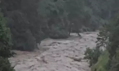 Jammu and Kashmir में लगातार बारिश से बाढ़ जैसे हालात, कई नदियां उफान पर Jammu and Kashmir में लगातार बारिश से बाढ़ जैसे हालात, कई नदियां उफान पर