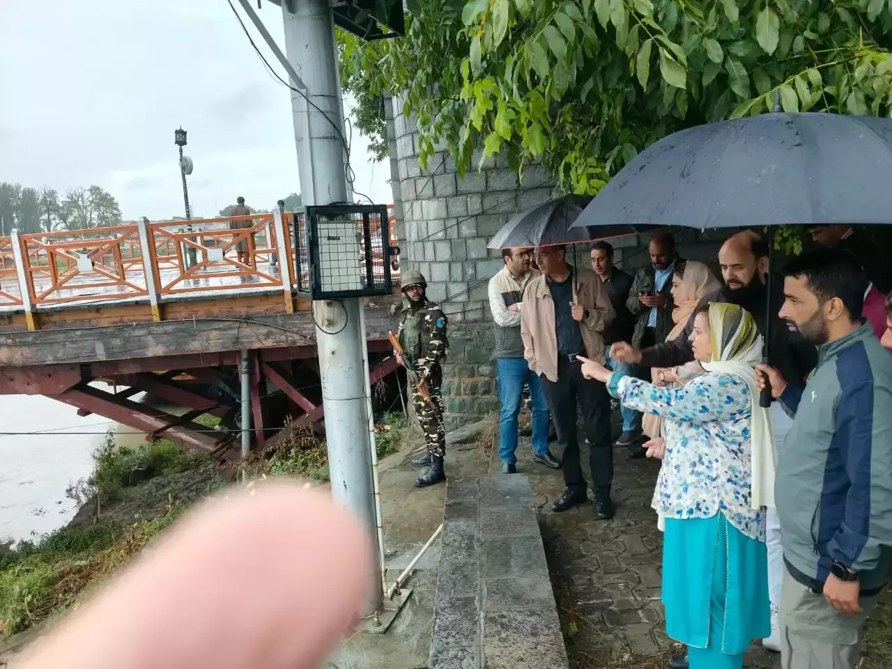 Srinagar: मुख्यमंत्री सलाहकार और मंत्री ने बाढ़ हालात का निरीक्षण किया Srinagar: मुख्यमंत्री सलाहकार और मंत्री ने बाढ़ हालात का निरीक्षण किया