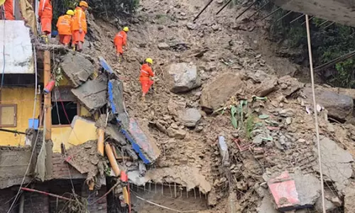 भूस्खलन में इमारत ढहने से दो लोग मलबे में दबे, रेस्क्यू ऑपरेशन जारी