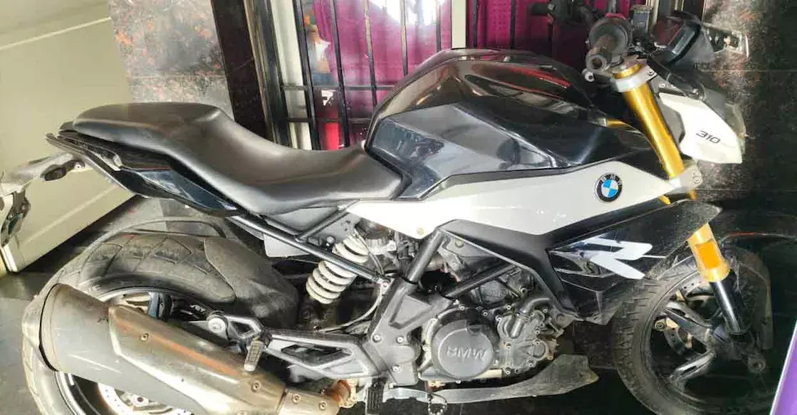 एर्नाकुलम टाउन रेलवे प्लेटफॉर्म पर लग्जरी बाइक ने यात्रियों को तेजी से पीछे छोड़ा, सवार भागा