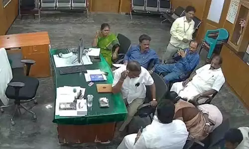 Tamil Nadu: दलित अधिकारी को पैर पकड़कर माफ़ी मांगने पर मजबूर Tamil Nadu: दलित अधिकारी को पैर पकड़कर माफ़ी मांगने पर मजबूर