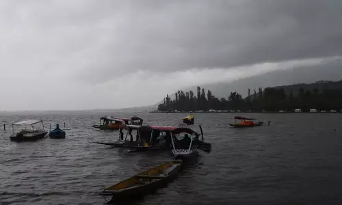 Srinagar: खराब मौसम से कश्मीर में स्वास्थ्य सतर्कता बढ़ी