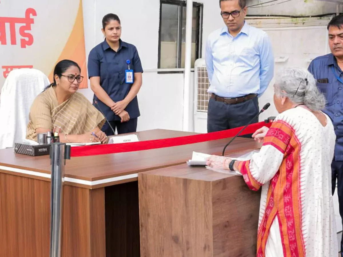 New Delhi: रेखा गुप्ता ने जनसुनवाई में लोगों की सुनवाई की