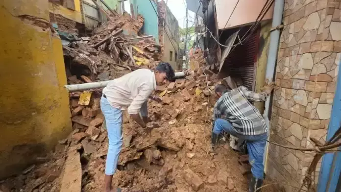 Jammu: भारी बारिश में मकान गिरा, बचाव अभियान जारी Jammu: भारी बारिश में मकान गिरा, बचाव अभियान जारी