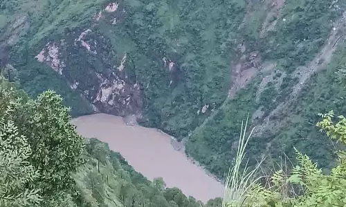 Mandi में बारिश से बड़े पैमाने पर भूस्खलन, जिले में लगभग 290 सड़कें अवरुद्ध
