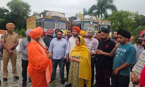 MP Seechewal को राहत सामग्री के पांच ट्रक सौंपे गए