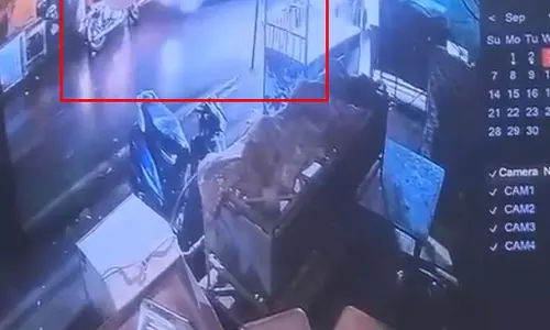 बैजनाथपारा की सड़क पर तेज रफ़्तार कार ने मचाई तबाही, राहगीर को मारी ठोकर और दुकान में जा घुसी बैजनाथपारा की सड़क पर तेज रफ़्तार कार ने मचाई तबाही, राहगीर को मारी ठोकर और दुकान में जा घुसी