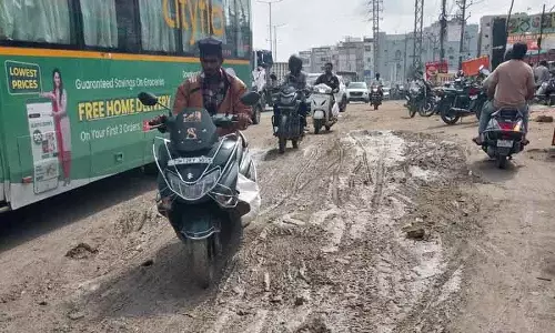 Hyderabad: कटेदान औद्योगिक क्षेत्र की सड़कें कीचड़ से भरी, यात्रियों को रोजाना परेशानी