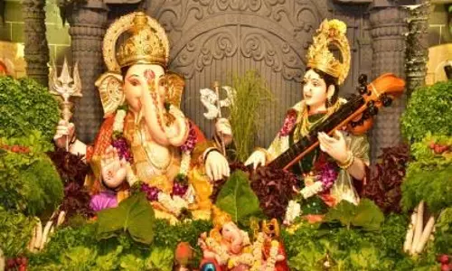 विभिन्न पत्तेदार सब्जियों से सजाए गए शारदा गजानन विभिन्न पत्तेदार सब्जियों से सजाए गए शारदा गजानन