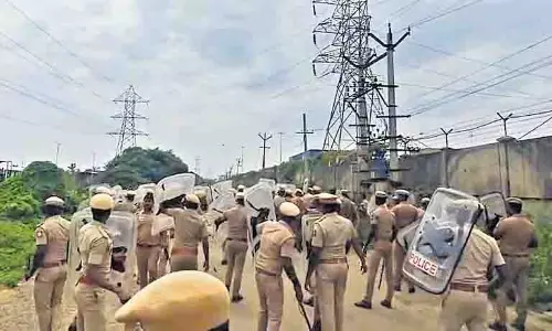 Chennai: प्रवासी मजदूर की मौत पर बवाल, 100 से ज्यादा हिरासत में Chennai: प्रवासी मजदूर की मौत पर बवाल, 100 से ज्यादा हिरासत में