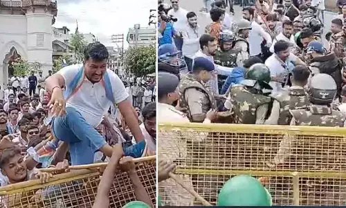 जबलपुर में NSUI का जोरदार विरोध, 50+ कार्यकर्ता हिरासत में जबलपुर में NSUI का जोरदार विरोध, 50+ कार्यकर्ता हिरासत में