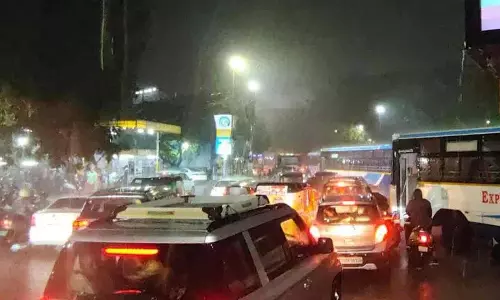 Khairatabad में भारी ट्रैफिक जाम.. वाहन चालकों को हो रही परेशानी Khairatabad में भारी ट्रैफिक जाम.. वाहन चालकों को हो रही परेशानी