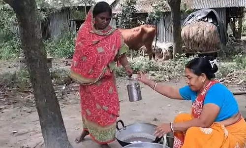 खुले आसमान के नीचे चल रहे आंगनवाड़ी केंद्र, बारिश में भी माताएं ले रही खाना