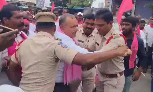 Warangal: यूरिया संकट से भड़के किसान, विरोध में जलाई पासबुक