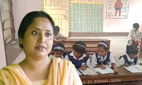 शालबोनी की Madhumita Didimani कक्षा प्रबंधन और मध्याह्न भोजन बिक्री में कुशल शालबोनी की Madhumita Didimani कक्षा प्रबंधन और मध्याह्न भोजन बिक्री में कुशल