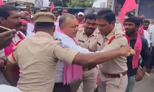 यूरिया की किल्लत से किसानों का गुस्सा, आधार और पासबुक की प्रतियां जलाईं