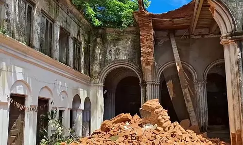 Burdwan में लक्ष्मीनारायण जीवा मंदिर का एक हिस्सा गिरा, स्थानीय लोगों ने मरम्मत की मांग की Burdwan में लक्ष्मीनारायण जीवा मंदिर का एक हिस्सा गिरा, स्थानीय लोगों ने मरम्मत की मांग की