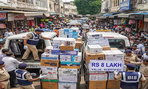 बीआईएस की बड़ी कार्रवाई: बिना प्रमाणन वाले 8 लाख से अधिक के सामान जब्त बीआईएस की बड़ी कार्रवाई: बिना प्रमाणन वाले 8 लाख से अधिक के सामान जब्त
