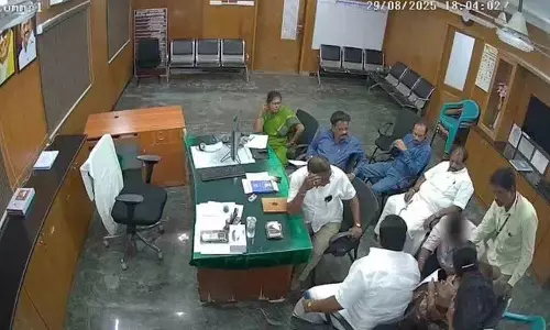 DMK पार्षद के पैर पकड़कर दलित अधिकारी ने मांगी माफी.. वीडियो वायरल DMK पार्षद के पैर पकड़कर दलित अधिकारी ने मांगी माफी.. वीडियो वायरल