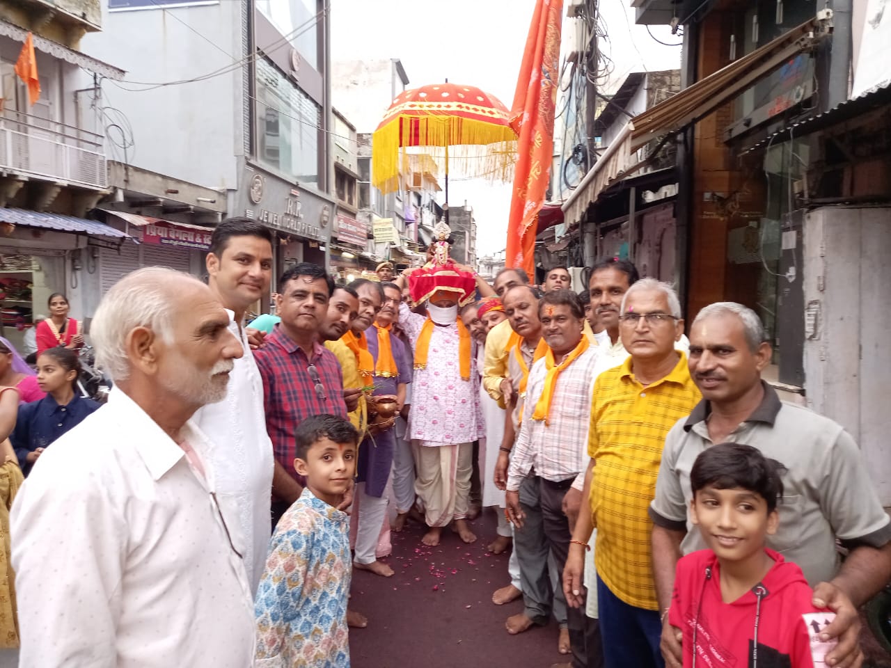 पोड़ावना ग्रुप ने निकाली श्रीचारभुजा नाथ की शोभायात्रा, ठाकुरजी को करवाया Jal Vihar