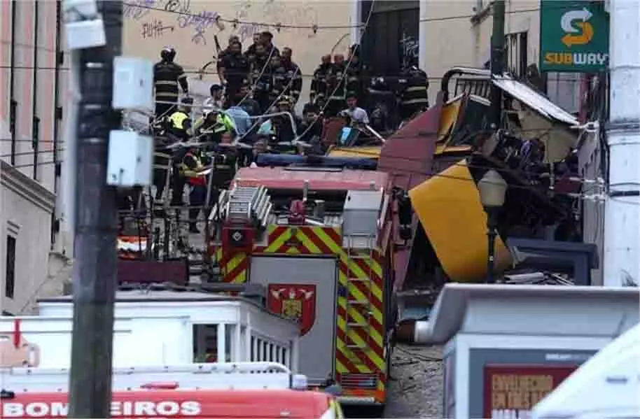 Lisbon: पर्यटक ट्रेन दुर्घटनाग्रस्त, 15 लोगों की मौत, 18 घायल Lisbon: पर्यटक ट्रेन दुर्घटनाग्रस्त, 15 लोगों की मौत, 18 घायल