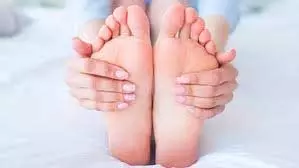 Skin Care: बारिश के पानी से पैर कट जाएं तो ठीक होने के लिए आजमाएं ये घरेलू उपाय Skin Care: बारिश के पानी से पैर कट जाएं तो ठीक होने के लिए आजमाएं ये घरेलू उपाय