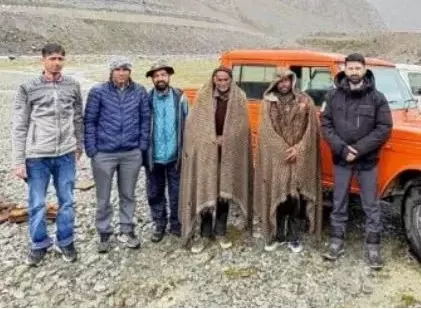 Keylong: पट्सियो-सतधारा में प्रशासन ने बाँटी राहत सामग्री Keylong: पट्सियो-सतधारा में प्रशासन ने बाँटी राहत सामग्री