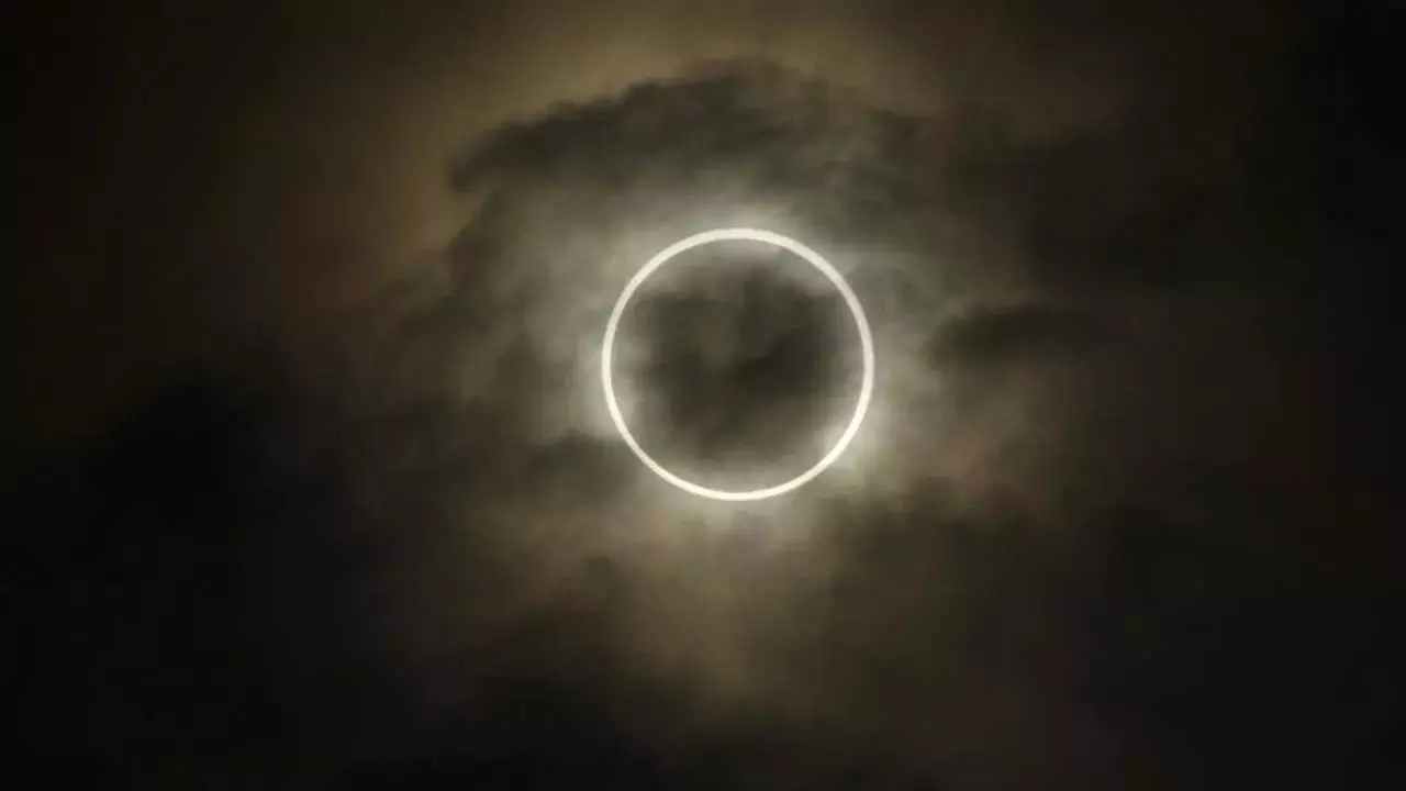 Chandra Grahan 2025: चंद्र ग्रहण के दौरान किन मंत्रों का जाप करना चाहिए Chandra Grahan 2025: चंद्र ग्रहण के दौरान किन मंत्रों का जाप करना चाहिए