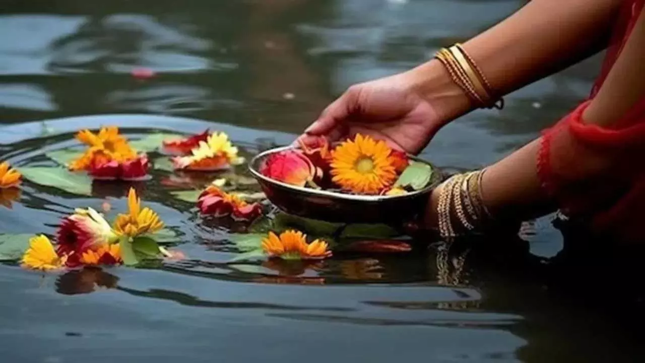 Pitru Tarpan: क्या लड़कियां कर सकती हैं पितृ तर्पण, यहां दूर करें अपना भ्रम Pitru Tarpan: क्या लड़कियां कर सकती हैं पितृ तर्पण, यहां दूर करें अपना भ्रम