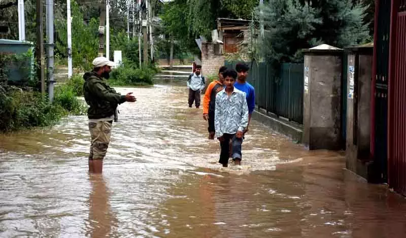कश्मीर के बाढ़ प्रभावित इलाकों में पुलिस बचाव कार्य कर रही कश्मीर के बाढ़ प्रभावित इलाकों में पुलिस बचाव कार्य कर रही