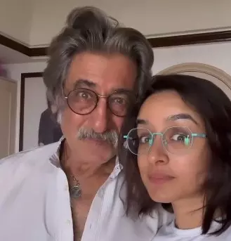 शक्ति कपूर ने हीरो नंबर 1 के साथ मनाया 73वां जन्मदिन, बेटी श्रद्धा कपूर ने दिखाई झलक शक्ति कपूर ने हीरो नंबर 1 के साथ मनाया 73वां जन्मदिन, बेटी श्रद्धा कपूर ने दिखाई झलक