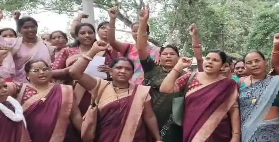 महासमुंद और गरियाबंद रोड में चक्काजाम, अपनी मांगों को लेकर आंदोलनकारी मितानिनों ने रास्ता रोका महासमुंद और गरियाबंद रोड में चक्काजाम, अपनी मांगों को लेकर आंदोलनकारी मितानिनों ने रास्ता रोका