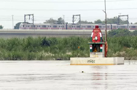 दिल्ली: यमुना बैंक मेट्रो स्टेशन के नजदीक पहुंचा बाढ़ का पानी, रास्ता बंद दिल्ली: यमुना बैंक मेट्रो स्टेशन के नजदीक पहुंचा बाढ़ का पानी, रास्ता बंद