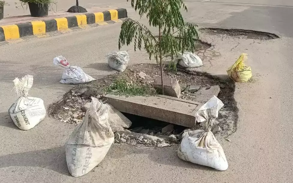 Bikaner: बारिश के बाद सड़कें खस्ताहाल Bikaner: बारिश के बाद सड़कें खस्ताहाल