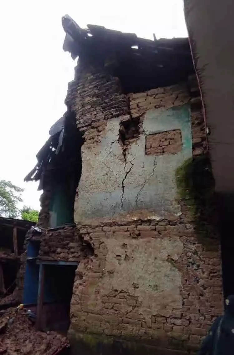Himachal: समय पर निकासी से छह घरों के ढहने से जान बची Himachal: समय पर निकासी से छह घरों के ढहने से जान बची