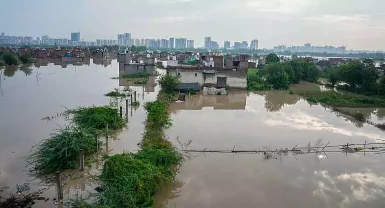 दिल्ली में यमुना 207 मीटर के पार, बाढ़ का पानी सचिवालय तक पहुंचा दिल्ली में यमुना 207 मीटर के पार, बाढ़ का पानी सचिवालय तक पहुंचा