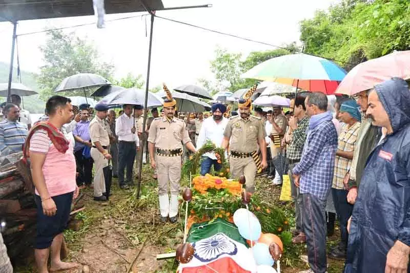 पूर्व DGP भंडारी का पूरे राजकीय सम्मान के साथ अंतिम संस्कार किया गया पूर्व DGP भंडारी का पूरे राजकीय सम्मान के साथ अंतिम संस्कार किया गया