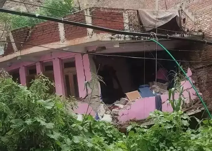 Shimla: हिमाचल में भूस्खलन, बचाव कार्य जारी Shimla: हिमाचल में भूस्खलन, बचाव कार्य जारी